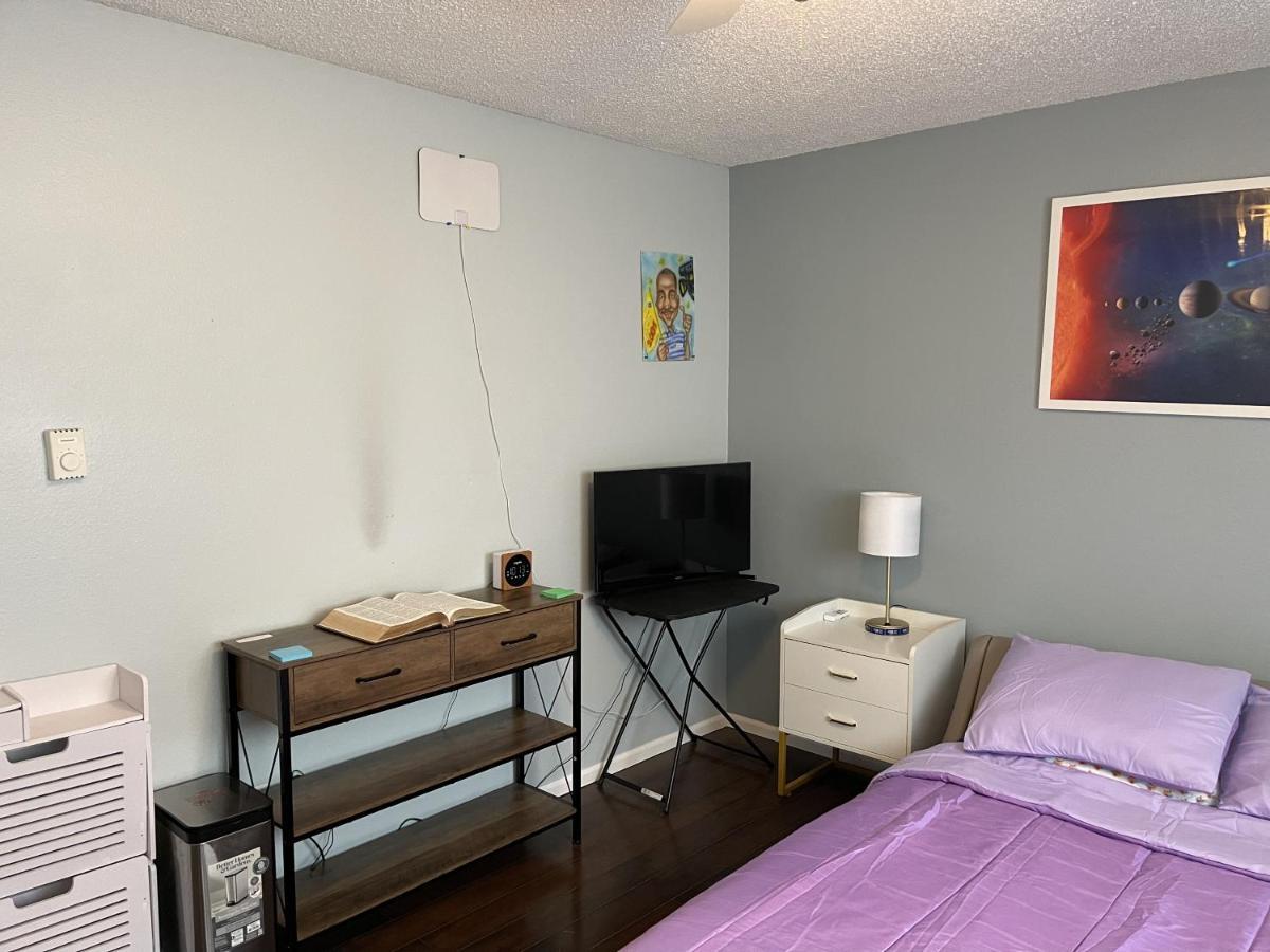 Shared Space With Private Room In Beautiful Lakefront Apartment Federal Way Exterior photo